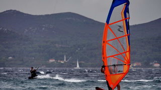 Kiteri i surferi uživali u jakom jugu
