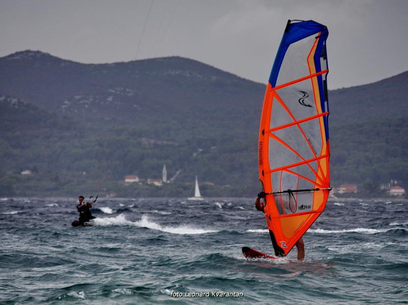 Kiteri i surferi uživali u jakom jugu