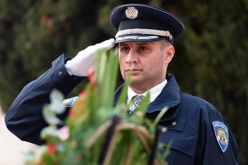 Paljenjem svijeća i polaganjem vijenaca, te mimohodom postrojbi započelo svečano obilježavanje 23. obljetnice VRO Maslenica. Foto. Dino Stanin/PIXSELL Paljenjem svijeća i polaganjem vijenaca, te mimohodom postrojbi započelo svečano obilježavanje 23. obljetnice VRO Maslenica. Foto. Dino Stanin/PIXSELL