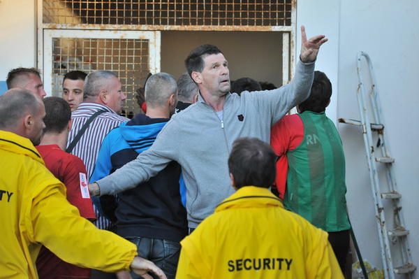 Zadar, 260513.
Stadion Stanovi.
Utakmica MAXtv 1. HNL izmedju Zadra i Splita. Nakon utakmice tamnoputi igrac Splita Belle je reagirao na rasisticke uvrede iz publike pa je doslo do naguravanja i tucnjave sa zastitarom.
Foto: Luka Gerlanc / CROPIX Zadar, 260513.
Stadion Stanovi.
Utakmica MAXtv 1. HNL izmedju Zadra i Splita. Nakon utakmice tamnoputi igrac Splita Belle je reagirao na rasisticke uvrede iz publike pa je doslo do naguravanja i tucnjave sa zastitarom.
Foto: Luka Gerlanc / CROPIX