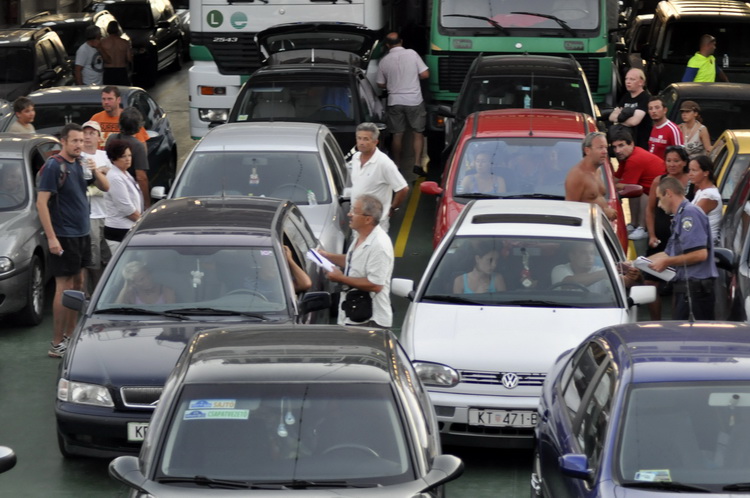 Jablanac, 170811.
U pomorskoj havariji trajekt Rapske plovidbe “Barbat” oko 18 sati, prilikom pristajanja u luku Jablanac ostao je bez pogona i udario u rivu koja je ujedno i mjesna plaza. Ozlijedjeno je sedam osoba. Ocevid je u tijeku.
Foto: Goran Novotn