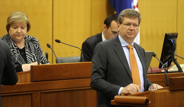 Zagreb, 181012.
Sabor, rasprava o prijedlogu Zakona o izmjenama i dopunama Zakona o poticanju zaposljavanja, s konacnim prijedlogom Zakona, hitni postupak. Uvodnu rijec dao je  ministar rada i mirovinskog sustava Mirando Mrsic.
Foto: Bruno Konjevic / CROP