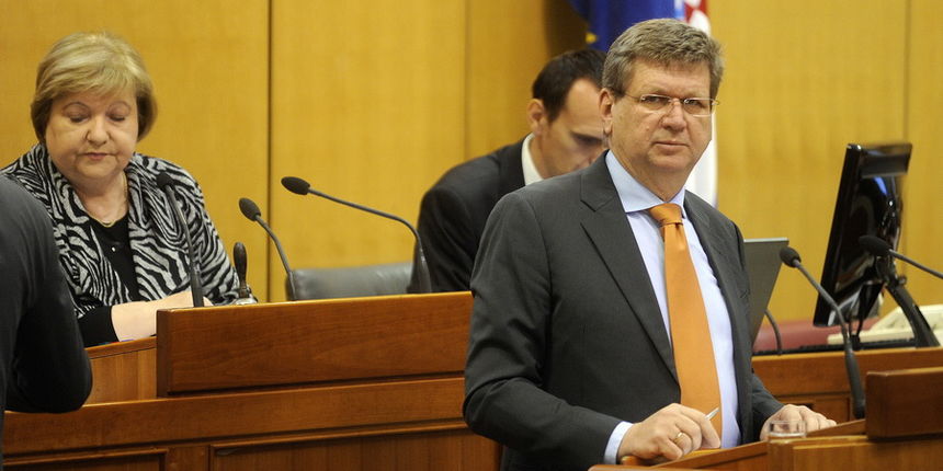 Zagreb, 181012.
Sabor, rasprava o prijedlogu Zakona o izmjenama i dopunama Zakona o poticanju zaposljavanja, s konacnim prijedlogom Zakona, hitni postupak. Uvodnu rijec dao je ministar rada i mirovinskog sustava Mirando Mrsic.
Foto: Bruno Konjevic / CROP Zagreb, 181012.
Sabor, rasprava o prijedlogu Zakona o izmjenama i dopunama Zakona o poticanju zaposljavanja, s konacnim prijedlogom Zakona, hitni postupak. Uvodnu rijec dao je ministar rada i mirovinskog sustava Mirando Mrsic.
Foto: Bruno Konjevic / CROP