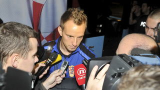 Zagreb, 121111.
Povratak hrvatske nogometne reprezentacije u Zracnu luku Pleso nakon kvalifikacijske utakmice za Europsko prvenstvo u kojoj su pobijedili Tursku za 3: 0. Docekalo ih je oko stotinjak vjernih navijaca.
Na slici: Ivan Rakitic.
Foto: Bruno K Zagreb, 121111.
Povratak hrvatske nogometne reprezentacije u Zracnu luku Pleso nakon kvalifikacijske utakmice za Europsko prvenstvo u kojoj su pobijedili Tursku za 3: 0. Docekalo ih je oko stotinjak vjernih navijaca.
Na slici: Ivan Rakitic.
Foto: Bruno K