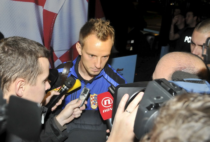 Zagreb, 121111.
Povratak hrvatske nogometne reprezentacije u Zracnu luku Pleso nakon kvalifikacijske utakmice za Europsko prvenstvo u kojoj su pobijedili Tursku za 3: 0. Docekalo ih je oko stotinjak vjernih navijaca.
Na slici: Ivan Rakitic.
Foto: Bruno K Zagreb, 121111.
Povratak hrvatske nogometne reprezentacije u Zracnu luku Pleso nakon kvalifikacijske utakmice za Europsko prvenstvo u kojoj su pobijedili Tursku za 3: 0. Docekalo ih je oko stotinjak vjernih navijaca.
Na slici: Ivan Rakitic.
Foto: Bruno K