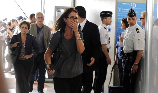 Rodbina nestalih putnika francuskog Airbusa (Foto: timesonline.co.uk)