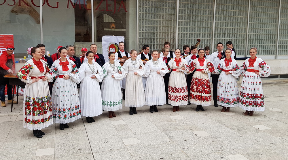 Turopoljsko srce srcu Zadra: Buševačke delicije i folklorni program na Forumu
