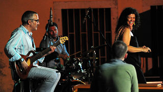 Zadar, 26.07.2013. snimio: Nenad Marčev
bossa nova
CATIA WERNECK QUARTET (BRA-FR)
CATIA WERNECK – vocal
VINCENT BIDAL – piano
LUKMIL PEREZ HERRERA – drums
RENATO ŠVORINIĆ – bass giuitar
Dvorište Providurove palače Zadar, 26.07.2013. snimio: Nenad Marčev
bossa nova
CATIA WERNECK QUARTET (BRA-FR)
CATIA WERNECK – vocal
VINCENT BIDAL – piano
LUKMIL PEREZ HERRERA – drums
RENATO ŠVORINIĆ – bass giuitar
Dvorište Providurove palače