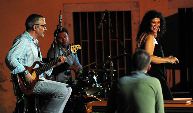 Zadar, 26.07.2013. snimio: Nenad Marčev 
bossa nova
CATIA WERNECK QUARTET (BRA-FR)

CATIA WERNECK – vocal
VINCENT BIDAL – piano
LUKMIL PEREZ HERRERA – drums
RENATO ŠVORINIĆ – bass giuitar
Dvorište Providurove palače