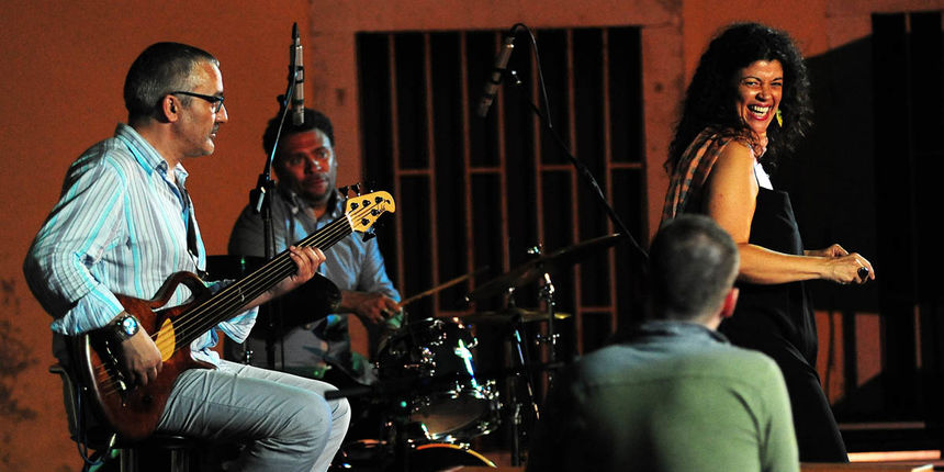 Zadar, 26.07.2013. snimio: Nenad Marčev 
bossa nova
CATIA WERNECK QUARTET (BRA-FR)

CATIA WERNECK – vocal
VINCENT BIDAL – piano
LUKMIL PEREZ HERRERA – drums
RENATO ŠVORINIĆ – bass giuitar
Dvorište Providurove palače