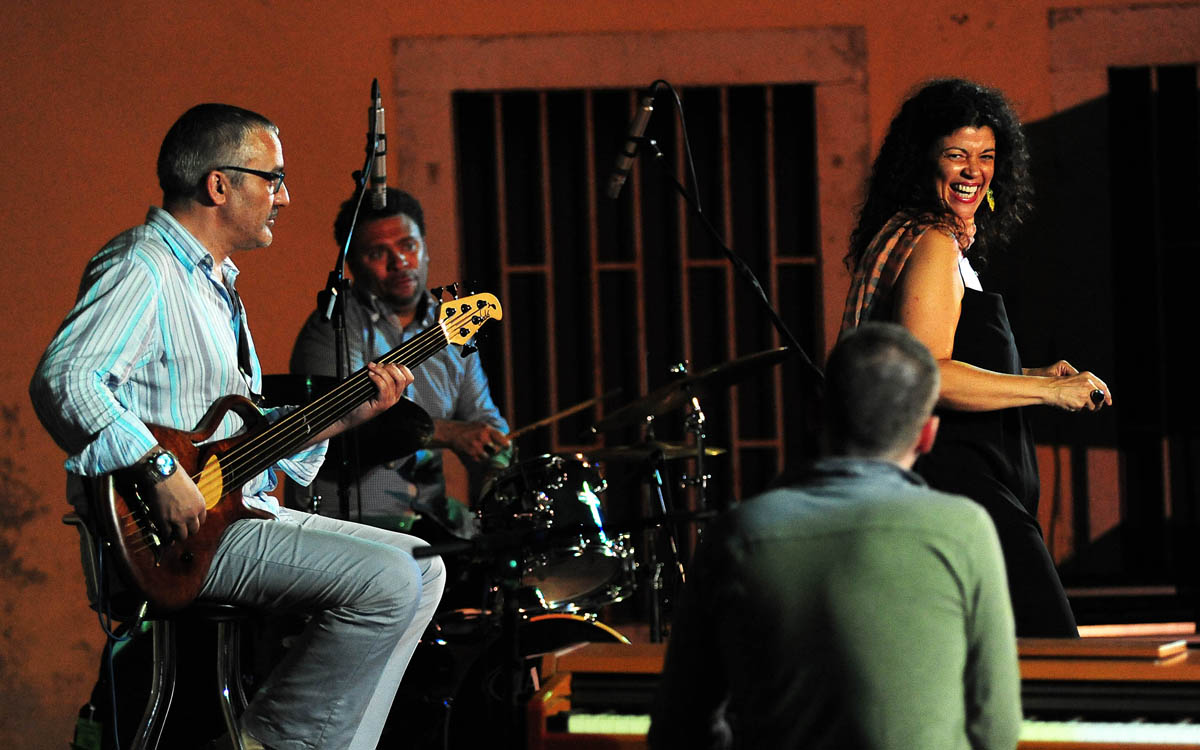 Zadar, 26.07.2013. snimio: Nenad Marčev
bossa nova
CATIA WERNECK QUARTET (BRA-FR)
CATIA WERNECK – vocal
VINCENT BIDAL – piano
LUKMIL PEREZ HERRERA – drums
RENATO ŠVORINIĆ – bass giuitar
Dvorište Providurove palače Zadar, 26.07.2013. snimio: Nenad Marčev
bossa nova
CATIA WERNECK QUARTET (BRA-FR)
CATIA WERNECK – vocal
VINCENT BIDAL – piano
LUKMIL PEREZ HERRERA – drums
RENATO ŠVORINIĆ – bass giuitar
Dvorište Providurove palače