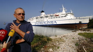 Kornati, Otok Sit, 261009 .
Putnicki brod Marko Polo nasukao se prekjucer unutar otoka Sita na sjeverozapadnoj strani. 
Marko Polo je provom zaorao barem desetak metara u kopno, srusio morske stijene i raslinje, probio zid ograde obitelji Kovacev i zausta