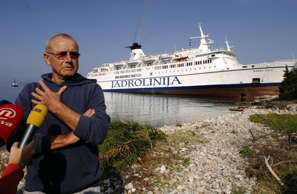 Kornati, Otok Sit, 261009 .
Putnicki brod Marko Polo nasukao se prekjucer unutar otoka Sita na sjeverozapadnoj strani. 
Marko Polo je provom zaorao barem desetak metara u kopno, srusio morske stijene i raslinje, probio zid ograde obitelji Kovacev i zausta