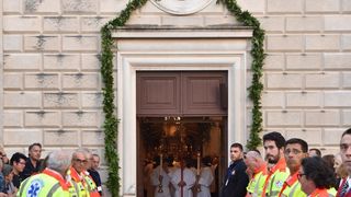 Velik broj vjernika sudjelovalo u procesiji u kojoj je nošeno tijelo Leopolda Bogdana Mandića od crkve Gospe od zdravlja do katedrale sv. Stošije Velik broj vjernika sudjelovalo u procesiji u kojoj je nošeno tijelo Leopolda Bogdana Mandića od crkve Gospe od zdravlja do katedrale sv. Stošije