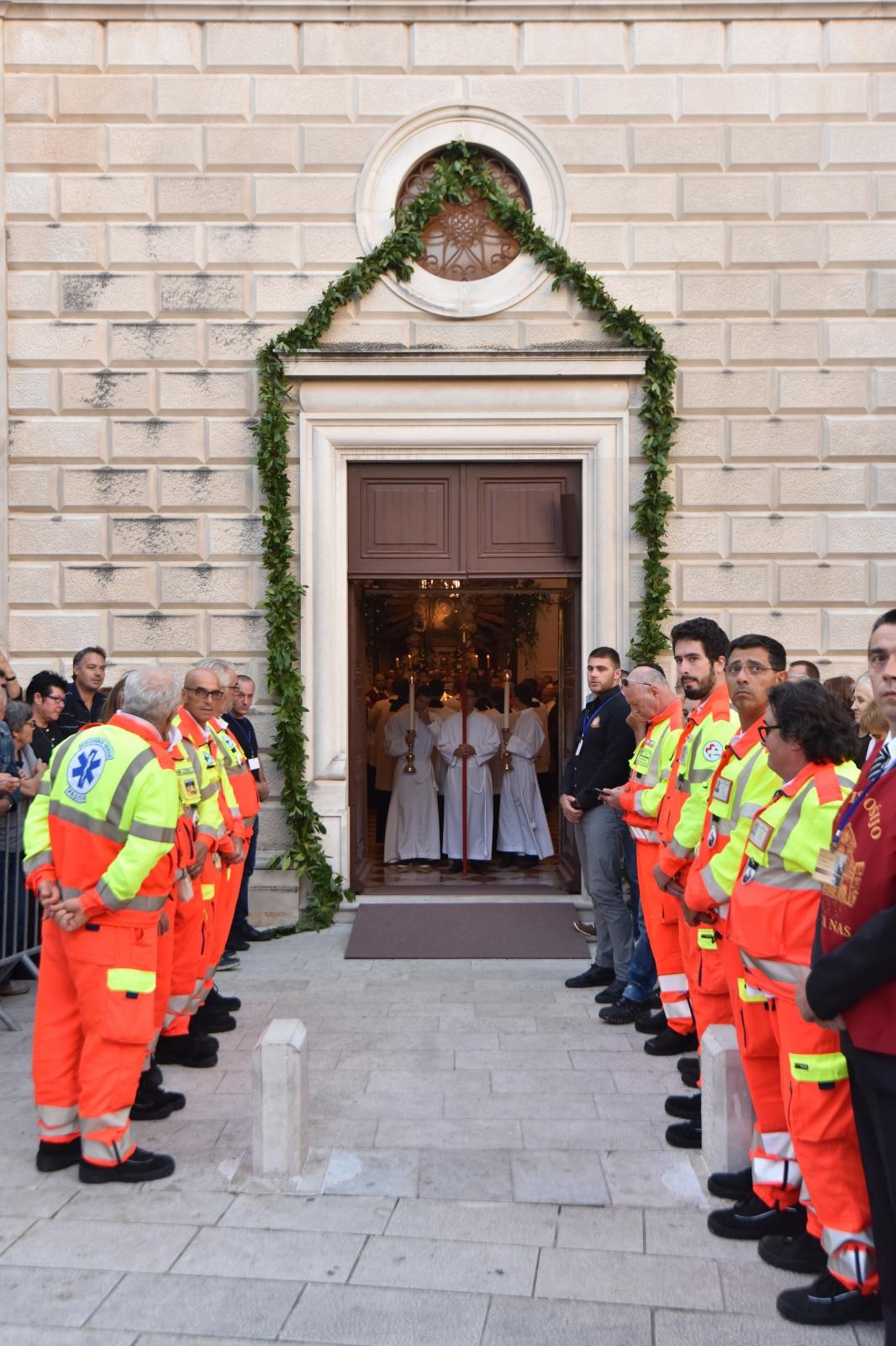 Velik broj vjernika sudjelovalo u procesiji u kojoj je nošeno tijelo Leopolda Bogdana Mandića od crkve Gospe od zdravlja do katedrale sv. Stošije Velik broj vjernika sudjelovalo u procesiji u kojoj je nošeno tijelo Leopolda Bogdana Mandića od crkve Gospe od zdravlja do katedrale sv. Stošije