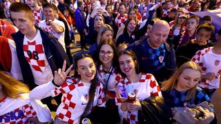 Rijeke navijača ispred Poljuda pred početak utakmice Hrvatske i Walesa Rijeke navijača ispred Poljuda pred početak utakmice Hrvatske i Walesa