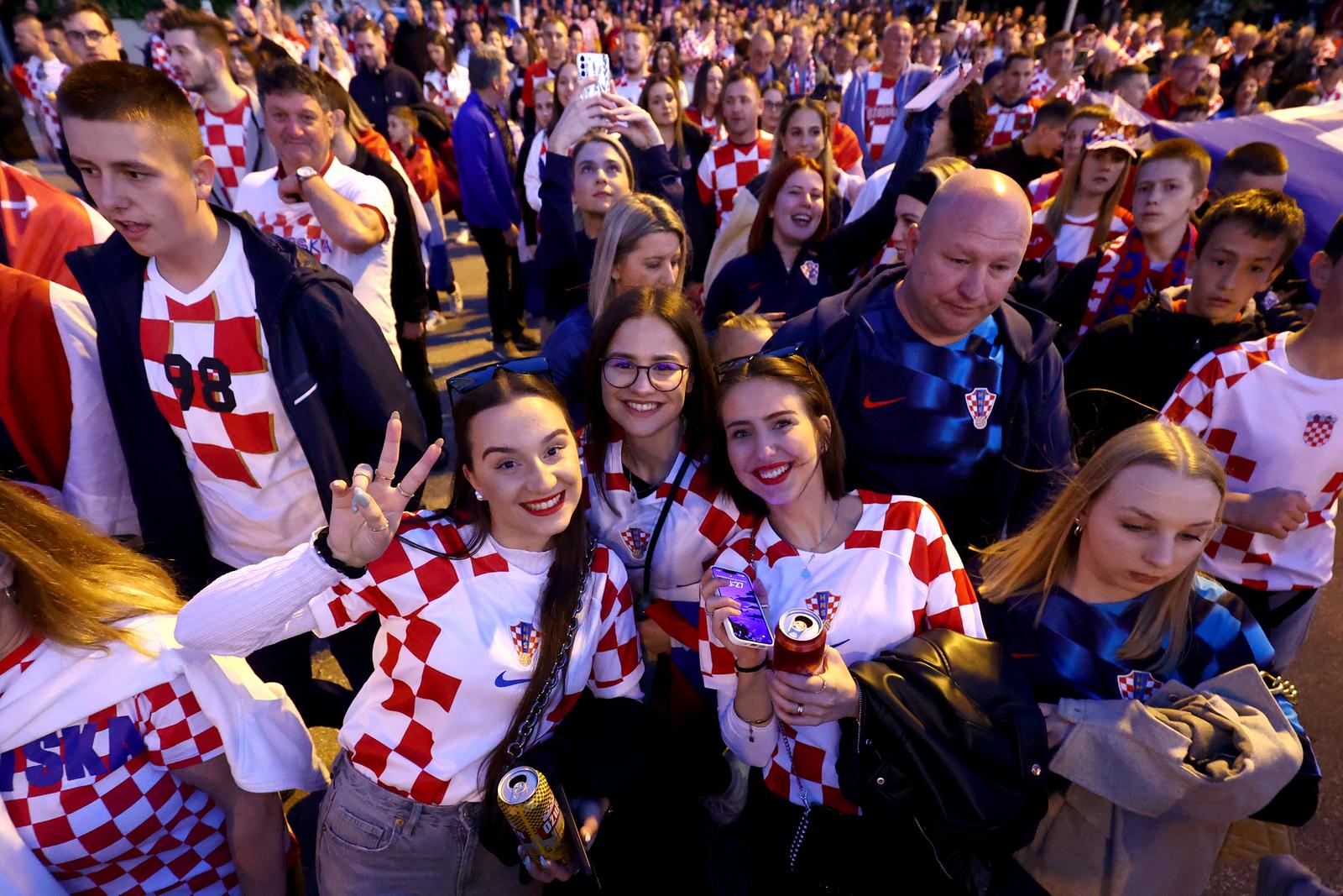 Rijeke navijača ispred Poljuda pred početak utakmice Hrvatske i Walesa Rijeke navijača ispred Poljuda pred početak utakmice Hrvatske i Walesa