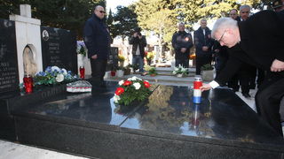 Zadar, 270112.
Predsjednik RH Ivo Josipovic u posjeti je Zadarskoj zupaniji. Jutros je polozio vijenac na sredisnjem krizu gradskog groblja svim poginulim sudionicima akcije Maslenica. 
Na slici: predsjednik Ivo Josipovic zapalio je svijecu na grobu Denis