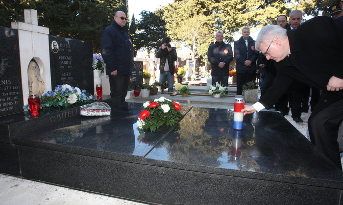 Zadar, 270112.
Predsjednik RH Ivo Josipovic u posjeti je Zadarskoj zupaniji. Jutros je polozio vijenac na sredisnjem krizu gradskog groblja svim poginulim sudionicima akcije Maslenica. 
Na slici: predsjednik Ivo Josipovic zapalio je svijecu na grobu Denis