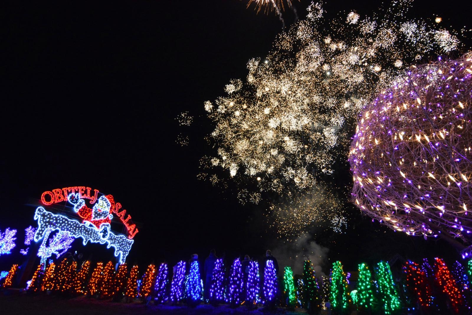 Uz 2,5 milijuna lampica zasjala ovogodišnja božićna bajka u Salajlandu Uz 2,5 milijuna lampica zasjala ovogodišnja božićna bajka u Salajlandu