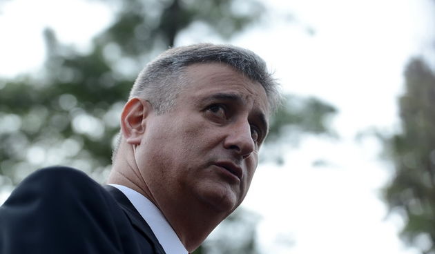 Zagreb, 030513.
Groblje Mirogoj.
U povodu 15. obljetnice smrti ministra obrane Gojka Suska izaslanstvo HDZ-a predvodjeno Tomislavom Karamarkom polozilo je vijence i zapalilo svijece na grobu Gojka Suska.
Na fotografiji: Tomislav Karamarko.
Foto: Goran Meh