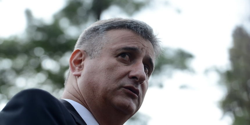 Zagreb, 030513.
Groblje Mirogoj.
U povodu 15. obljetnice smrti ministra obrane Gojka Suska izaslanstvo HDZ-a predvodjeno Tomislavom Karamarkom polozilo je vijence i zapalilo svijece na grobu Gojka Suska.
Na fotografiji: Tomislav Karamarko.
Foto: Goran Meh Zagreb, 030513.
Groblje Mirogoj.
U povodu 15. obljetnice smrti ministra obrane Gojka Suska izaslanstvo HDZ-a predvodjeno Tomislavom Karamarkom polozilo je vijence i zapalilo svijece na grobu Gojka Suska.
Na fotografiji: Tomislav Karamarko.
Foto: Goran Meh