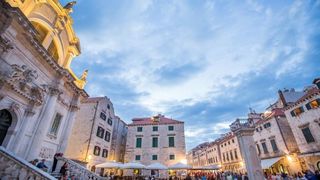 I zadnjeg dana rujna, Stradun i stara gradska jezgra Dubrovnika još uvijek je prepuna turista koji uživaju u znamenitostima starog groda. Foto: Grgo Jelavić/PIXSELL I zadnjeg dana rujna, Stradun i stara gradska jezgra Dubrovnika još uvijek je prepuna turista koji uživaju u znamenitostima starog groda. Foto: Grgo Jelavić/PIXSELL