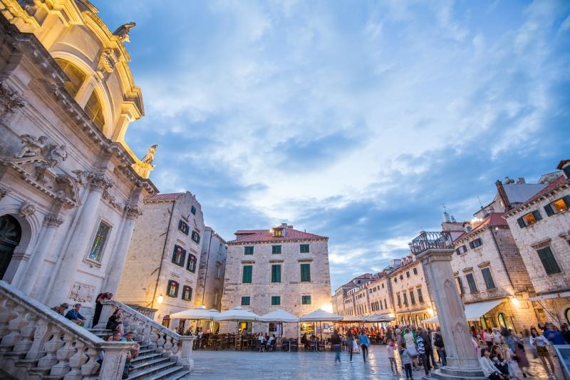 I zadnjeg dana rujna, Stradun i stara gradska jezgra Dubrovnika još uvijek je prepuna turista koji uživaju u znamenitostima starog groda. Foto: Grgo Jelavić/PIXSELL I zadnjeg dana rujna, Stradun i stara gradska jezgra Dubrovnika još uvijek je prepuna turista koji uživaju u znamenitostima starog groda. Foto: Grgo Jelavić/PIXSELL