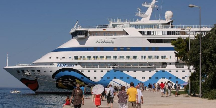 Sareni kruzer Aida usidrio se u blizini morskih orgulja Sareni kruzer Aida usidrio se u blizini morskih orgulja