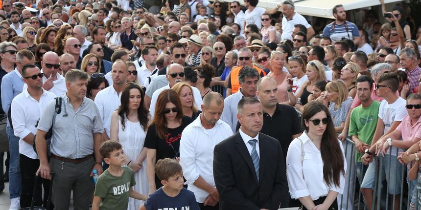 Split dostojanstveno na posljednju plovidbu ispratio legendu Olivera Dragojevića