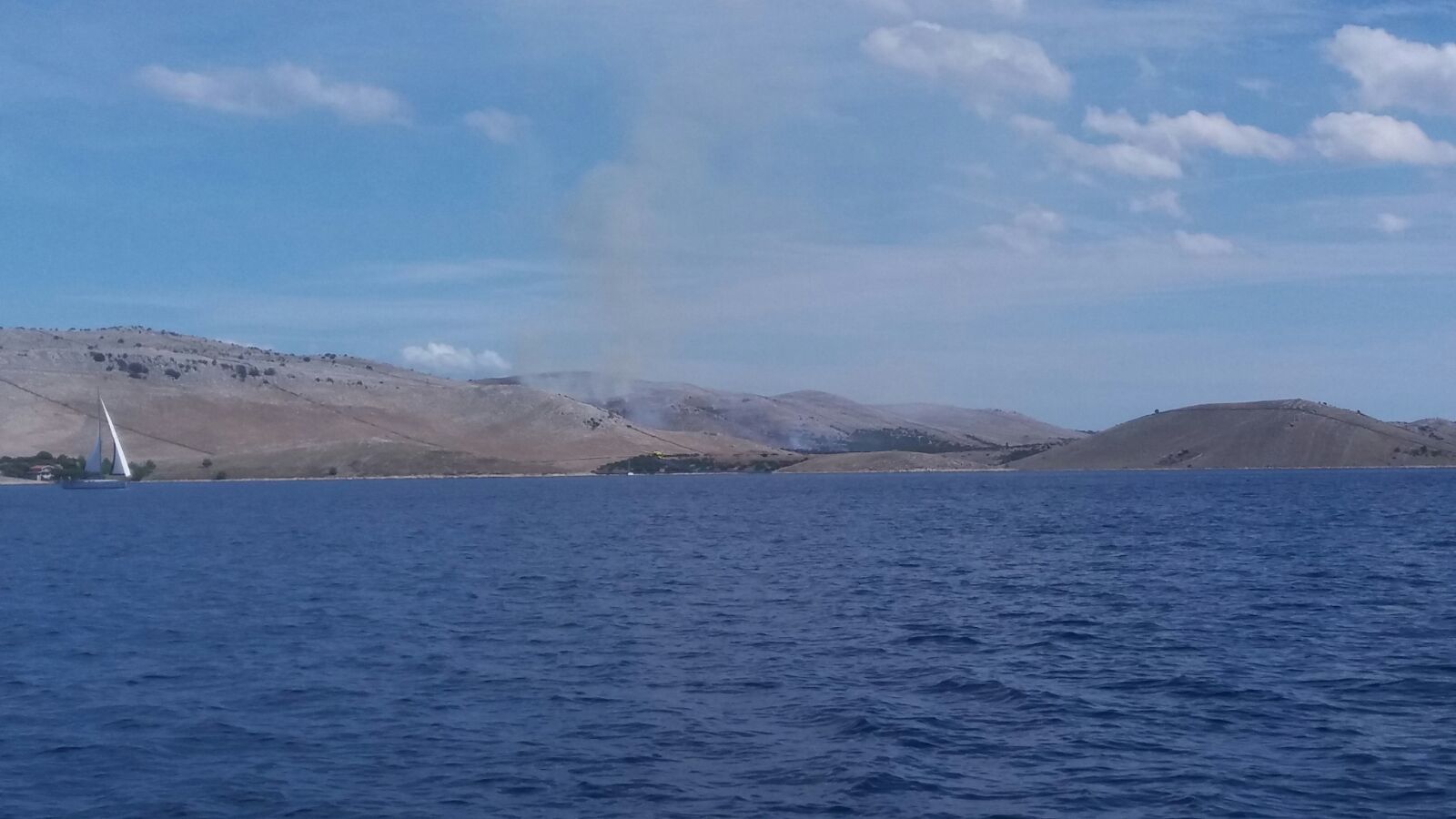 Tri kanadera gase požar u uvali Vrulja na otoku Kornatu Tri kanadera gase požar u uvali Vrulja na otoku Kornatu