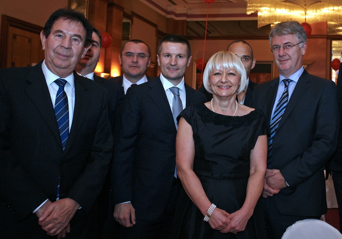 Zagreb, 161110.
U hotelu Westin odrzan je 20. susret CROMA 2010, na kojm su dodijeljene nagrade za najbolje menadzere i poduzetnike u ovoj godini. Dodijeljeno je 14 nagrada i plaketa.
Na slici: Tomislav Antunovic, Ante Todoric, Ljerka Puljic, Damir Kustra Zagreb, 161110.
U hotelu Westin odrzan je 20. susret CROMA 2010, na kojm su dodijeljene nagrade za najbolje menadzere i poduzetnike u ovoj godini. Dodijeljeno je 14 nagrada i plaketa.
Na slici: Tomislav Antunovic, Ante Todoric, Ljerka Puljic, Damir Kustra