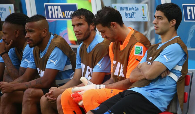 Luis Suarez na klupi Urugvaja, foto: twitter