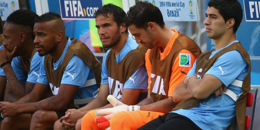 Luis Suarez na klupi Urugvaja, foto: twitter