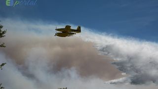 Zemaljske i zračne vatrogasne snage gase veliki šumski požar kod Crvene luke. Foto: Franjo Jurić/eBiograd Zemaljske i zračne vatrogasne snage gase veliki šumski požar kod Crvene luke. Foto: Franjo Jurić/eBiograd