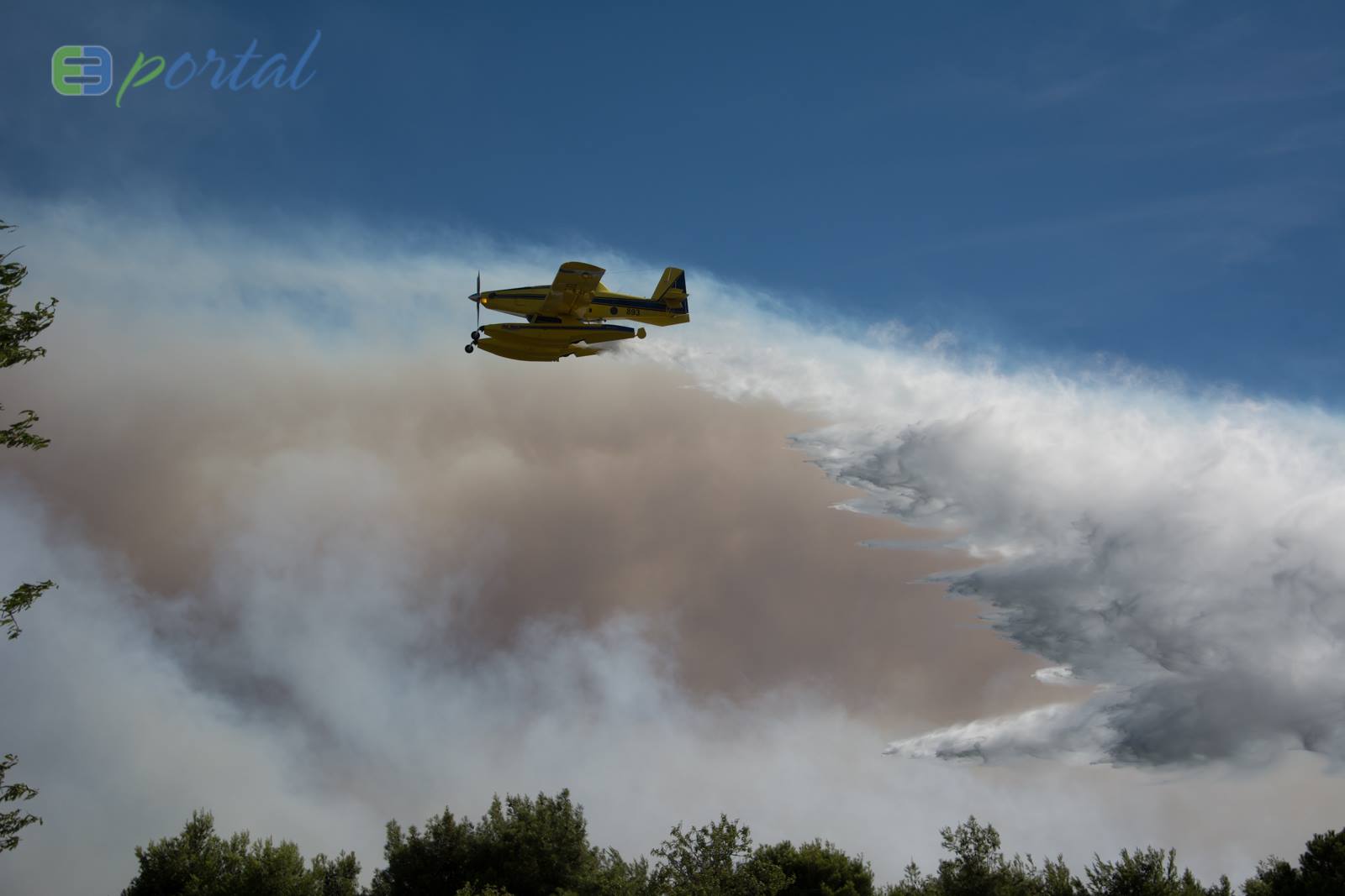 Zemaljske i zračne vatrogasne snage gase veliki šumski požar kod Crvene luke. Foto: Franjo Jurić/eBiograd Zemaljske i zračne vatrogasne snage gase veliki šumski požar kod Crvene luke. Foto: Franjo Jurić/eBiograd