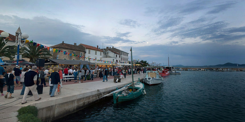 Festival izvorne hrane, pića, gastronomskih delicija, izvornog suvenira i folklora Festival izvorne hrane, pića, gastronomskih delicija, izvornog suvenira i folklora