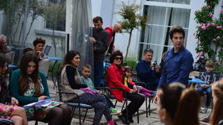 Kazališna udruga “Igrajmo se” predstavila je dramsku igru “Coffee to go” u atriju Gradske knjižnice Zadar