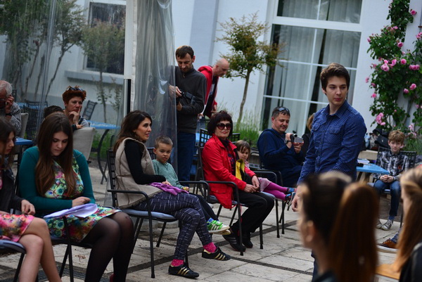 Kazališna udruga “Igrajmo se” predstavila je dramsku igru “Coffee to go” u atriju Gradske knjižnice Zadar