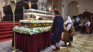 Velik broj vjernika sudjelovalo u procesiji u kojoj je nošeno tijelo Leopolda Bogdana Mandića od crkve Gospe od zdravlja do katedrale sv. Stošije Velik broj vjernika sudjelovalo u procesiji u kojoj je nošeno tijelo Leopolda Bogdana Mandića od crkve Gospe od zdravlja do katedrale sv. Stošije