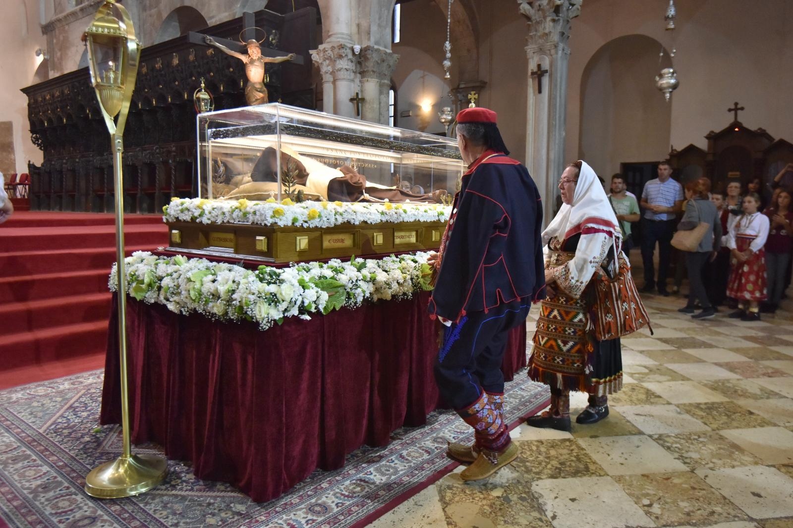 Velik broj vjernika sudjelovalo u procesiji u kojoj je nošeno tijelo Leopolda Bogdana Mandića od crkve Gospe od zdravlja do katedrale sv. Stošije Velik broj vjernika sudjelovalo u procesiji u kojoj je nošeno tijelo Leopolda Bogdana Mandića od crkve Gospe od zdravlja do katedrale sv. Stošije