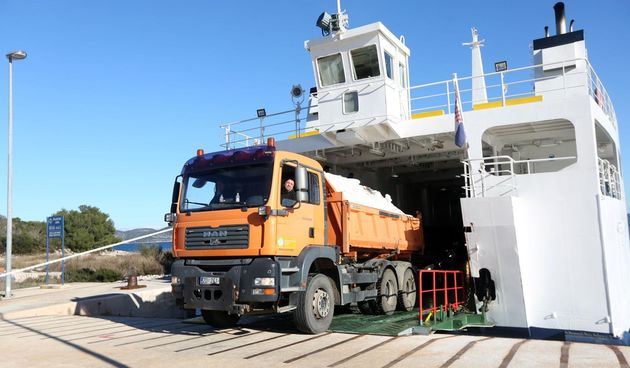 Kamioni puni snijega iz Like stigli u Veli Iž za skijašku utrku “Iška kraljica”