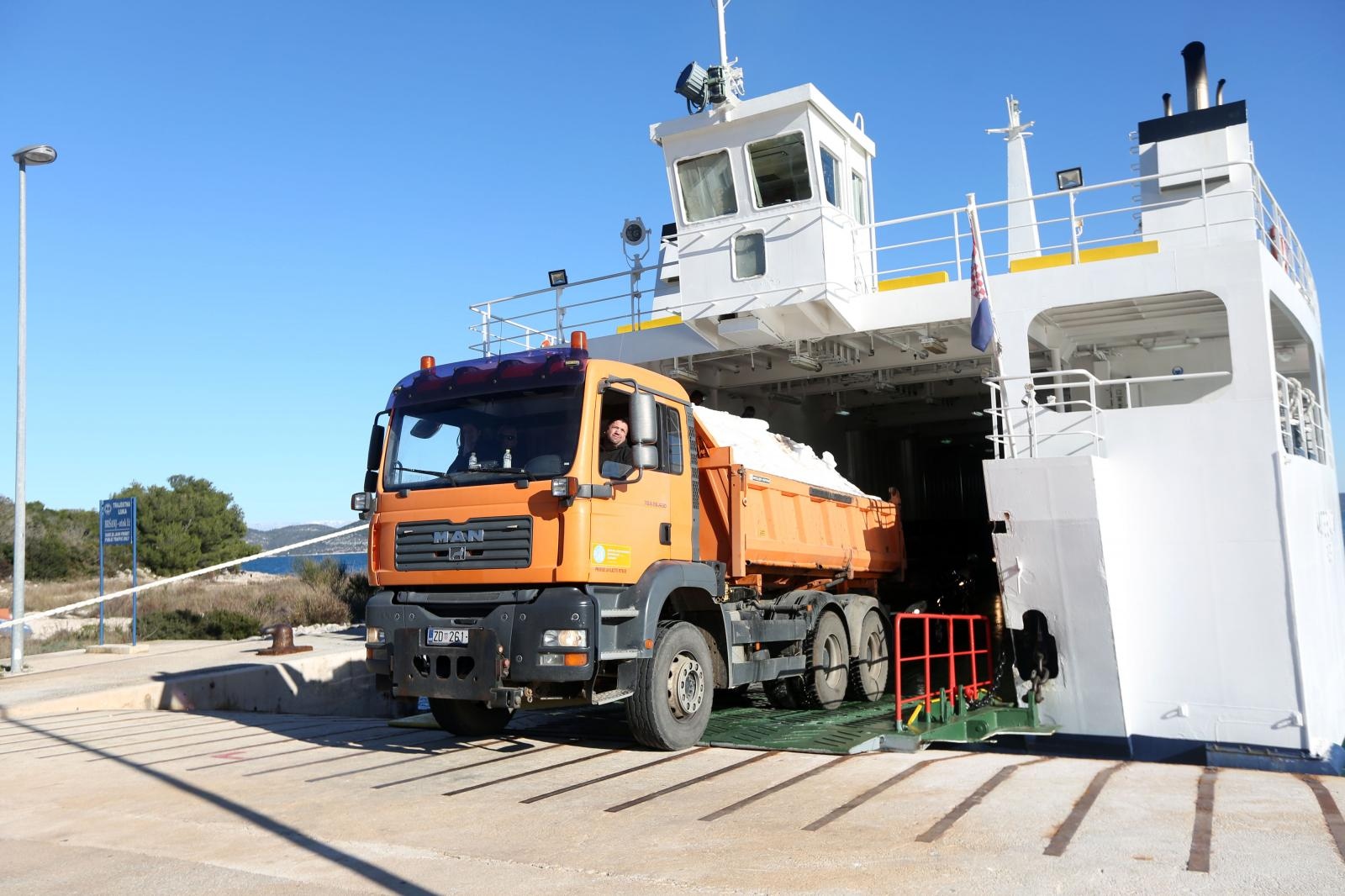 Kamioni puni snijega iz Like stigli u Veli Iž za skijašku utrku “Iška kraljica” Kamioni puni snijega iz Like stigli u Veli Iž za skijašku utrku “Iška kraljica”