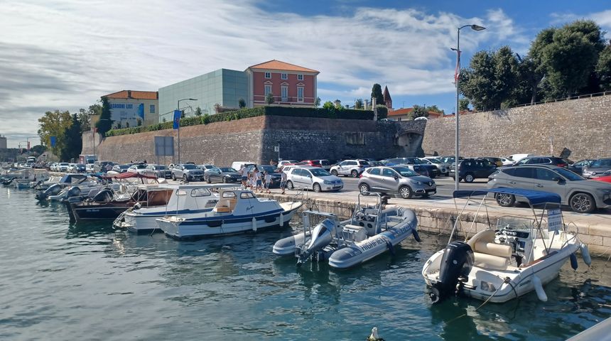 Zadar ilustracija most turisti narodni trg dhmz ljeto vremenska prognoza pretezno suncano Zadar ilustracija most turisti narodni trg dhmz ljeto vremenska prognoza pretezno suncano