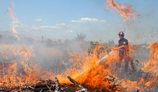 Zadar, 180712.  
Pozar u Smokovicu ponovno je aktivan.
Na terenu su djelatnici JVP Zadar, a pozvane su i zracne snage. Vatrogasci su branili kuce od pozara koji je zahvatio i neka dvorista.
Na fotografiji: detalj sa mjesta pozara.
Foto: Jure Miskovic / CR