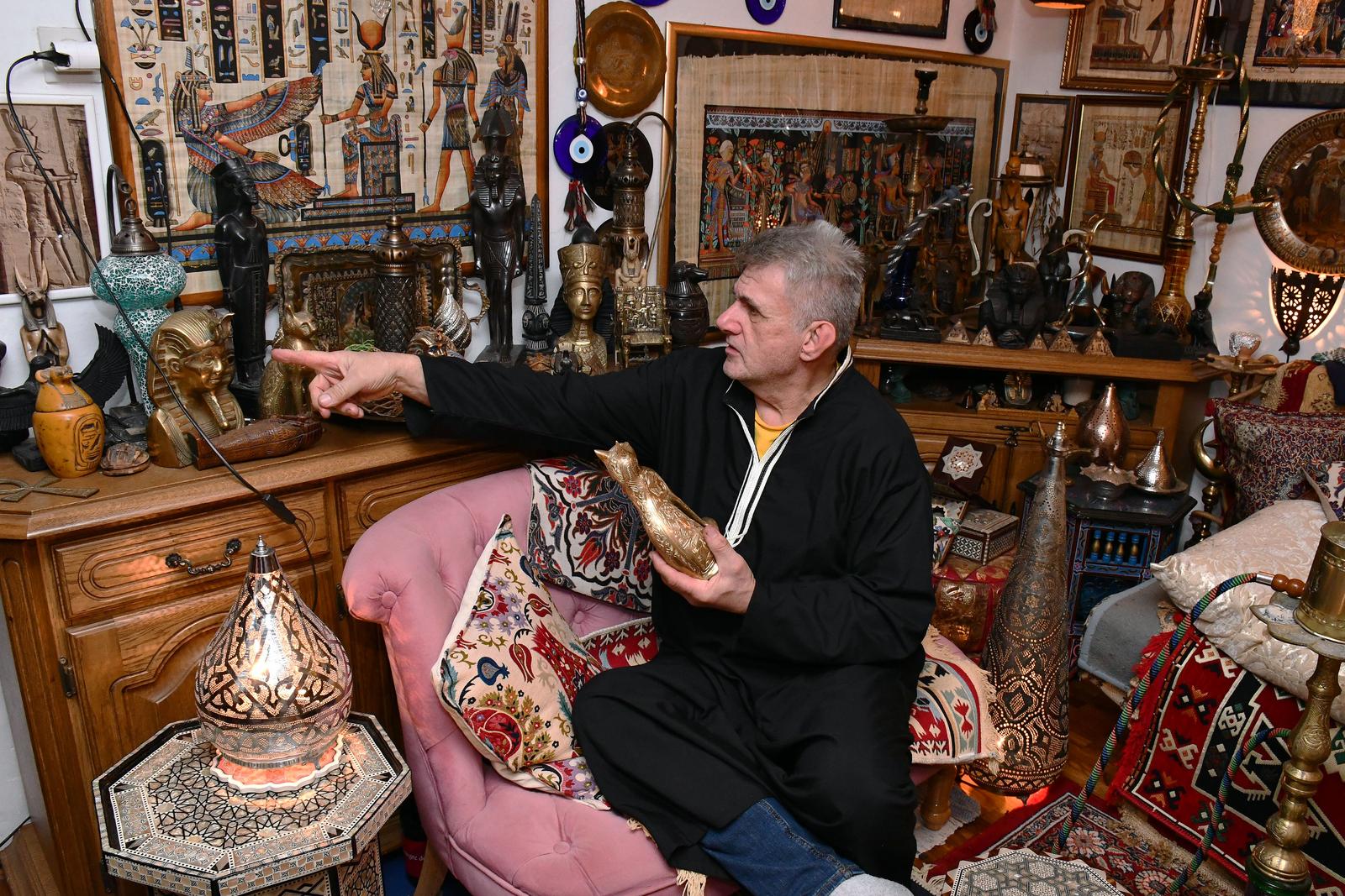 Brođanin Stanislav Hudi živi u kući koju je uredio u egipatskom stilu Brođanin Stanislav Hudi živi u kući koju je uredio u egipatskom stilu