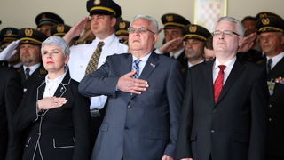 Vukovar, 250610.
U povodu Dana drzavnosti Republike Hrvatske obiljezen  zavrsetak skolovanja polaznika vojnih skola za potrebe Oruzanih snaga. Na fotografiji premijerka Jadranka Kosor, predsjednik sabora Luka Bebic i predsjednik drzave Ivo Josipovic.
Foto