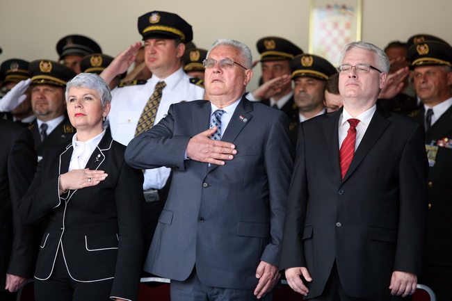 Vukovar, 250610.
U povodu Dana drzavnosti Republike Hrvatske obiljezen  zavrsetak skolovanja polaznika vojnih skola za potrebe Oruzanih snaga. Na fotografiji premijerka Jadranka Kosor, predsjednik sabora Luka Bebic i predsjednik drzave Ivo Josipovic.
Foto