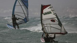 Zadar: Surferi uživaju u valovima koje je prouzročilo snažno jugo, Photo: Filip Brala/PIXSELL
