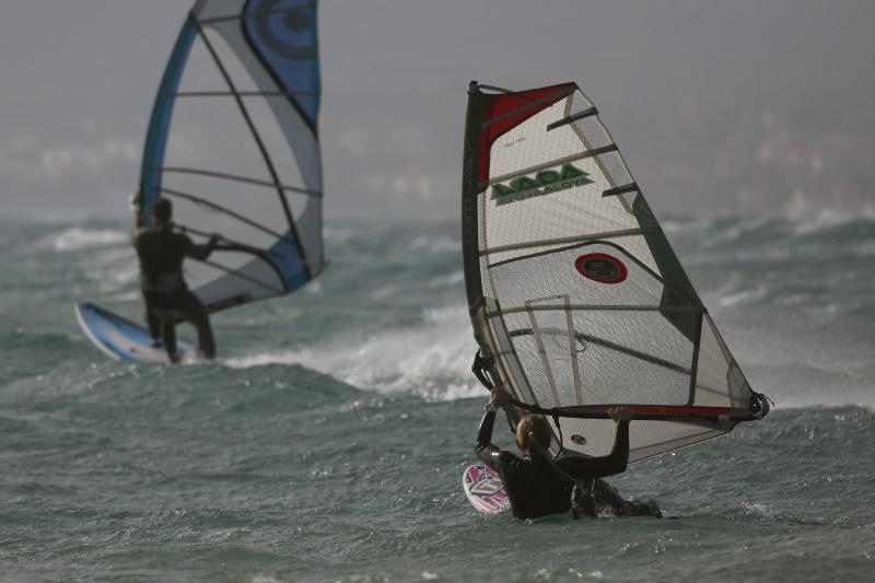 Zadar: Surferi uživaju u valovima koje je prouzročilo snažno jugo, Photo: Filip Brala/PIXSELL